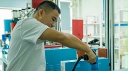 精準(zhǔn)、高效！看靈科超聲波手持式焊接機(jī)革新汽車門板制造