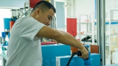 精準、高效！看靈科超聲波手持式焊接機革新汽車門板制造