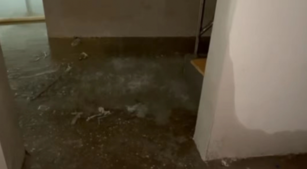 愁！交房不到一年的小区为何频现漏雨？